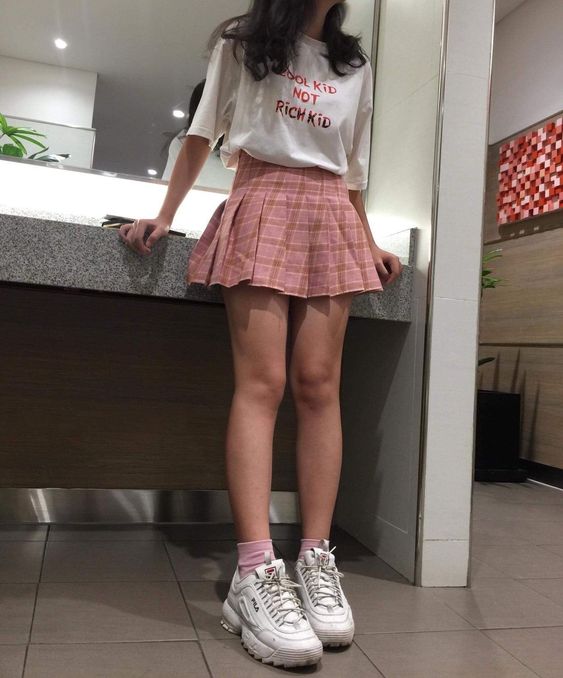 outfit con falda de cuadros y tenis blancos