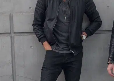 outfit negro hombre chaqueta