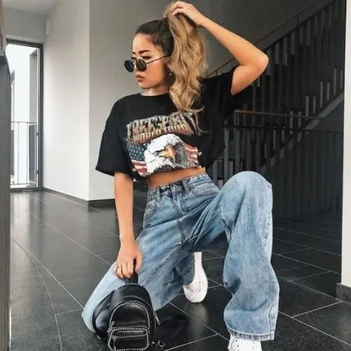 Outfit aesthetic de mujer con playera, mom jeans y americana