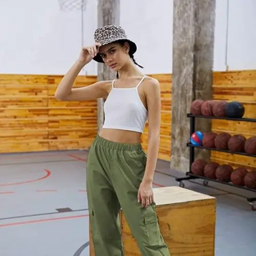 Outfit aesthetic para mujer con pantalón cargo verde y sombrero