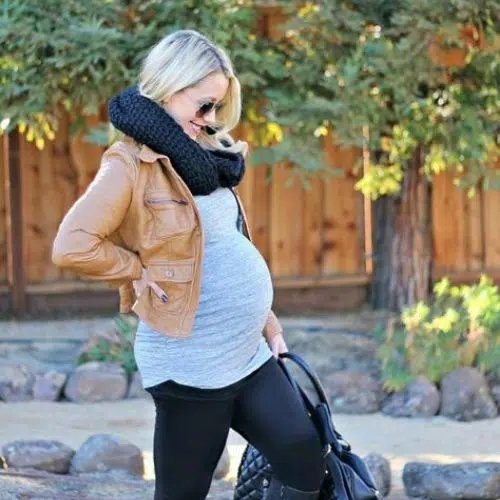 outfit con chamarra de piel y leggings para embarazada