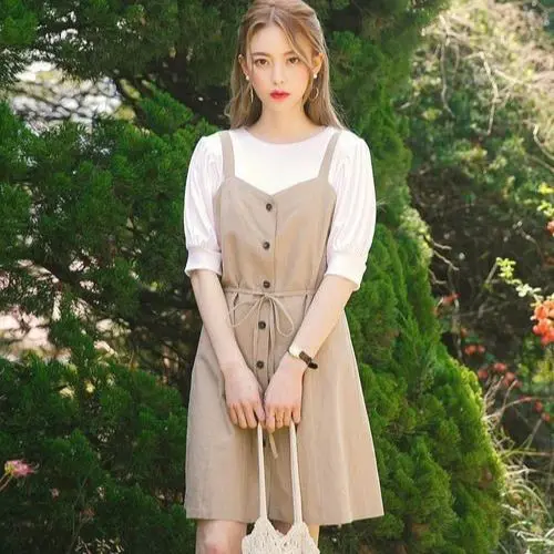 outfit coreano con vestido y camiseta para mujer
