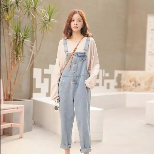 outfit coreano para mujer con overol de mezclilla y blusa oversize