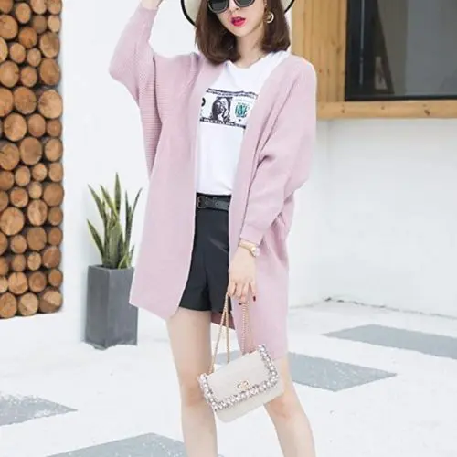 outfit coreano sueter rosa oversize con pantalones cortos chinos mujer
