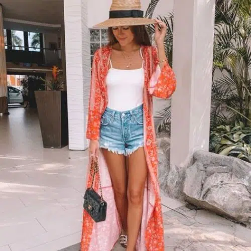 Outfit de verano con kimono anaranjado largo y shorts