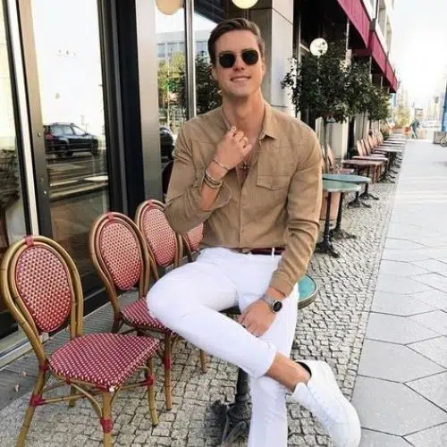 outfit de verano para hombre con camisa beige y jeans blancos