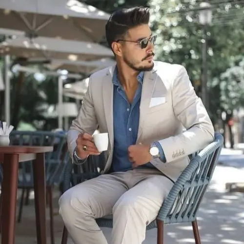 outfit elegante para hombre con traje sastre beige y tenis