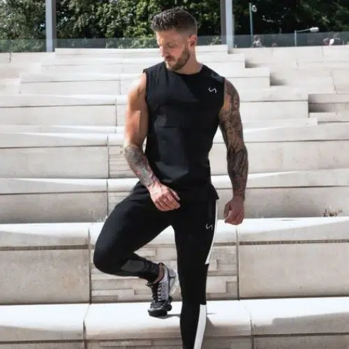 outfit gym hombre con camiseta sin mangas y pantalones de correr