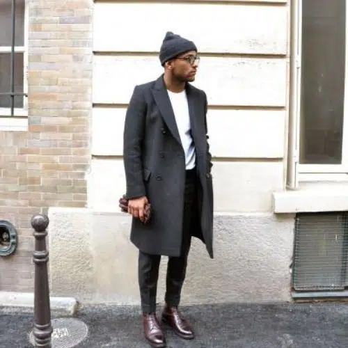 outfit invierno para hombre con abrigo gris y pantalon gris oscuro