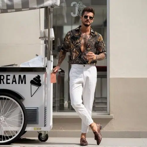 outfit juvenil para hombre con camisa corta estampada y pantalones blancos