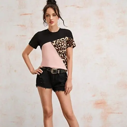 Outfit rockero para mujer con blusa animal print y short corto