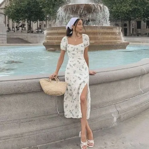 Outfit cottagecore para mujer con vestido midi blanco floral y cesta