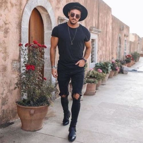 Outfit Total Black casual para hombre con playera, jeans y botines negros