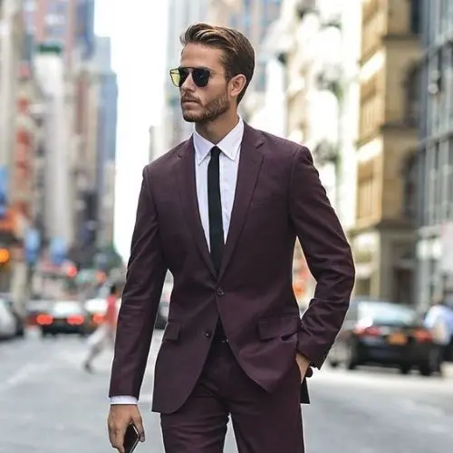 Outfit formal para hombre con traje de dos piezas color vino