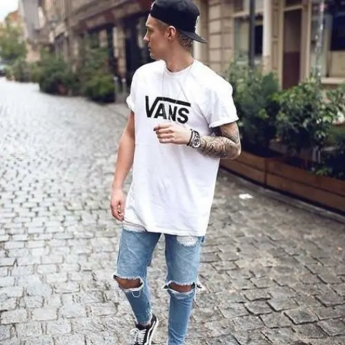 Outfit urbano con jeans y camiseta y collar para hombre