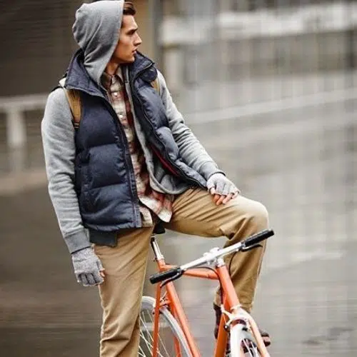 Outfit urbano para hombre con chaleco, sudadera y pantalón beige