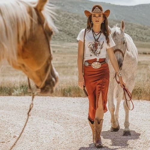 Outfit vaquero para mujer con falda lencera sombrero y botas vaqueras