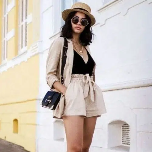 outfit verano con shorts y sombrero de paja para mujer