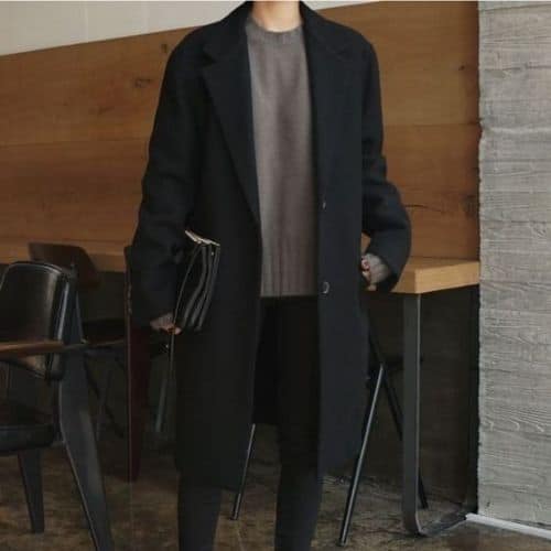 Outfit casual de hombre con gabardina negra de lana y botas chelsey