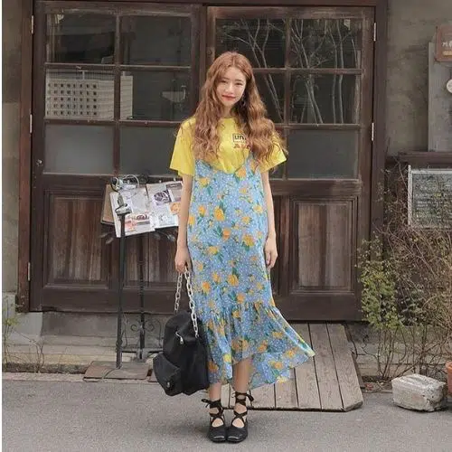 Ropa coreana outfit para mujer con vestido floral azul y playera