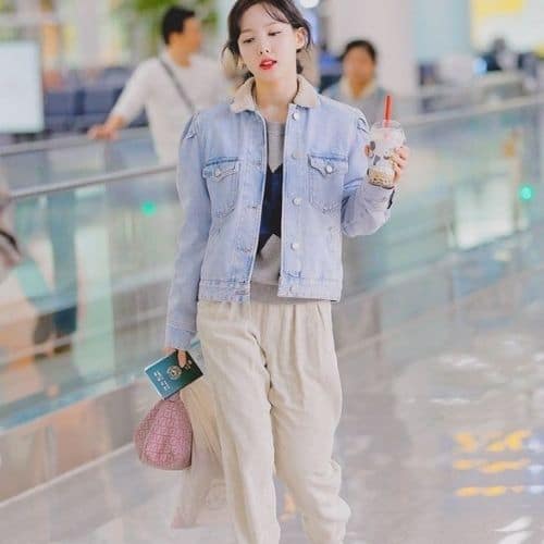 Outfit coreano con cazadora denim y pantalones chinos