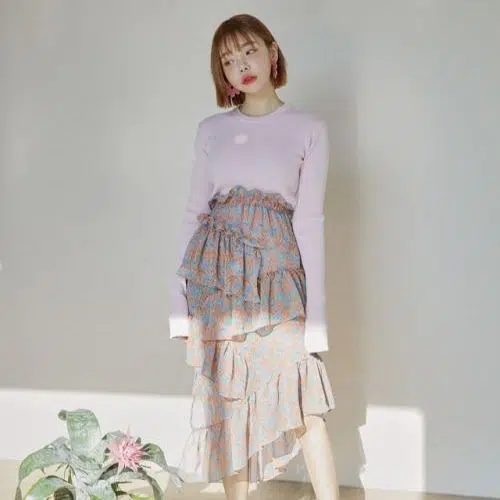 Outfit estilo coreano para mujer con falda de olanes de tul y suéter