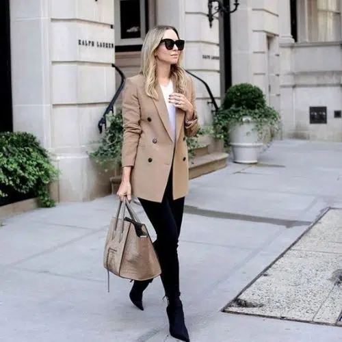 outfit formal con chaqueta beige
