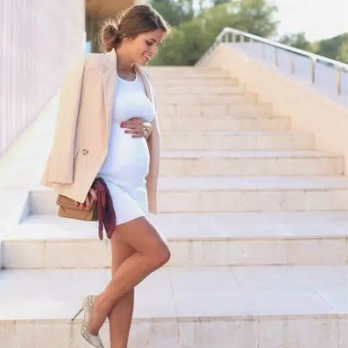 Ropa para embarazada outfit con vestido corto blanco, blazer y zapatos 】