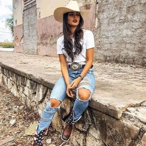 outfit vaquero para mujer con jeans rotos y botas vaqueras