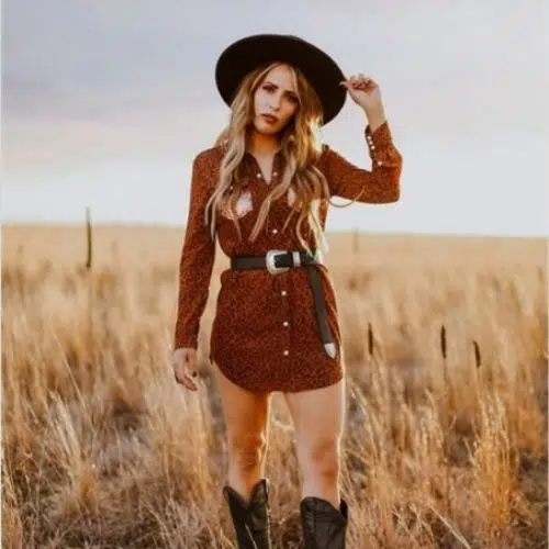 Outfit vaquero para mujer con vestido corto botas y sombrero 】