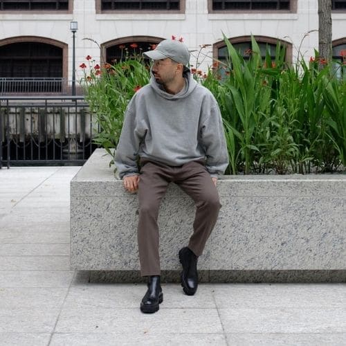 Outfit urbano para hombre en tonos neutros con hoodie y botas para primavera