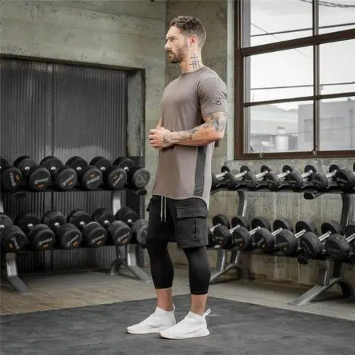 Outfit para gym de hombre con shorts y leggings deportivos