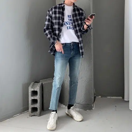 Outfit casual retro de hombre con jeans y camisa de cuadros