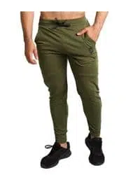 Outfit con jogger verde para hombre con sudadera gris 】