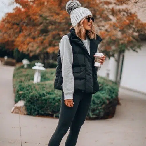 Outfit de invierno para mujer con gorro gris y chaleco negro