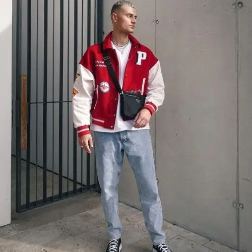 outfit de los 80s de hombre con chaqueta varsity