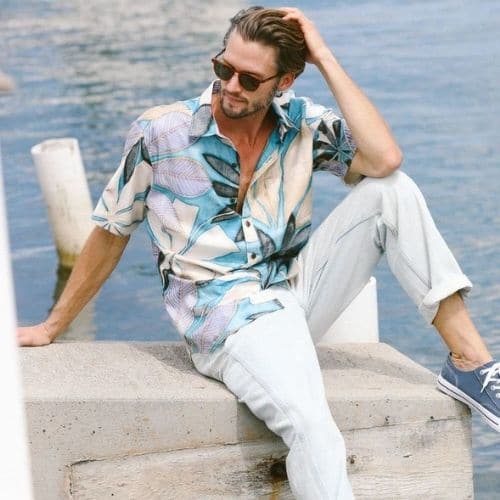 Outfit de verano para hombre con lentes, camisa y tenis