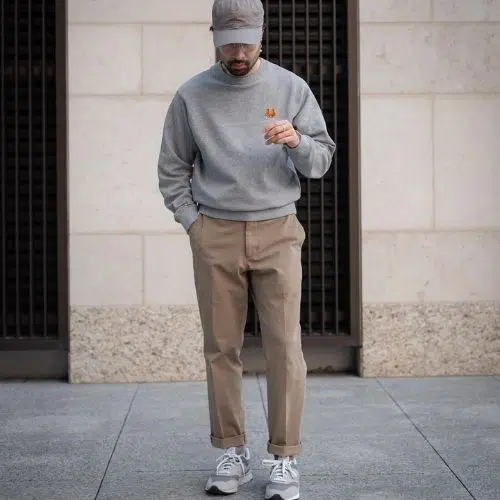 Outfit casual para hombre con pantalones de vestir y sudadera gris 】