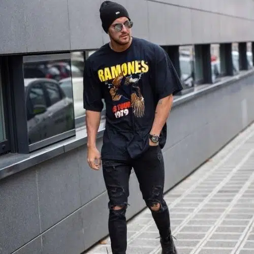 outfit para hombre rockero con camiseta de banda de rock y jeans negros