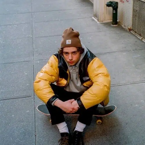 Outfit para hombre skater con chamarra acolchada amarilla 】