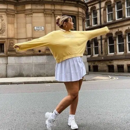 Outfit para gorditas con minifalda blanca y sudadera amarilla