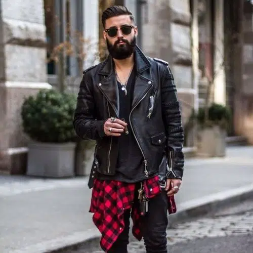 Outfit rockero de hombre con camisa a cuadros y biker