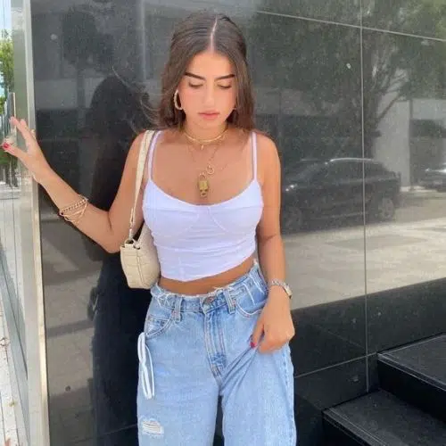 Outfit Tumblr para mujer con jeans y corsé blanco