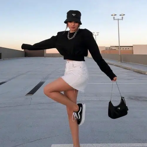 Outfit estilo Tumblr con minifalda blanca y tenis negros