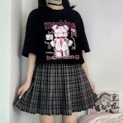 Outfit urbano para chica con falda tableada y playera con estampado anime