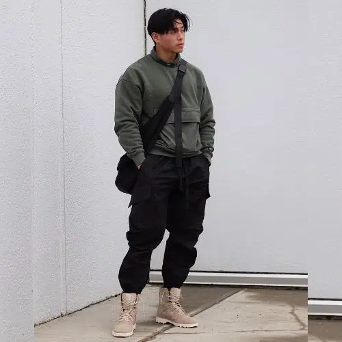 Outfit para hombre de estilo militar con sudadera, joggers cargo y botas