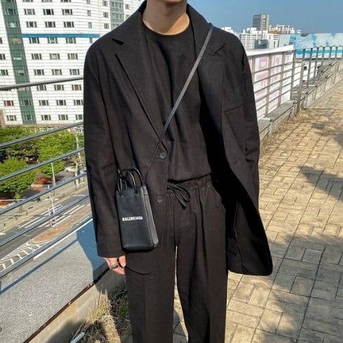 Outfit monocromático para hombre con saco, pantalón y mini bolso