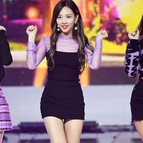 Outfit Kpop de mujer con blusa y vestido negro y botas altas