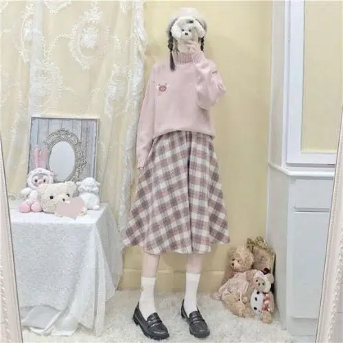 Outfit kawaii de mujer con falda a cuadros larga, suéter y boina
