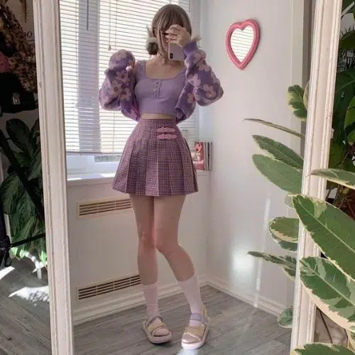 Outfit kawaii para chica con cardigan de flores y mini falda a cuadros